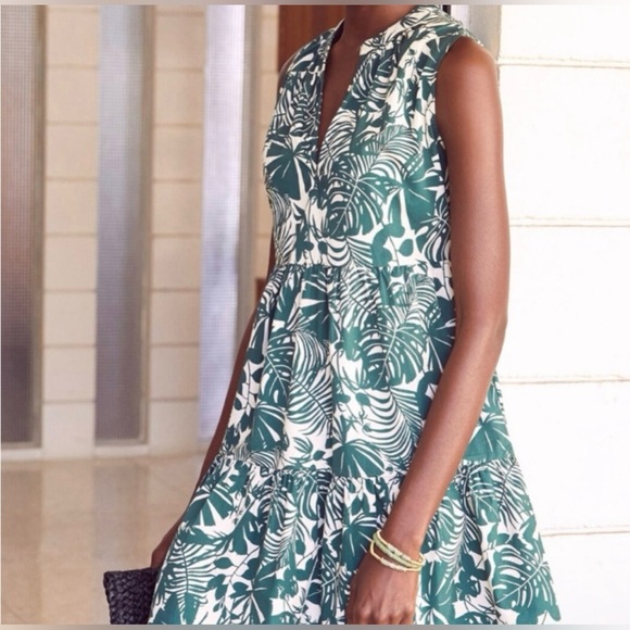 Sundry Dresses & Skirts - Sundry Green and White Sleeveless V-Neck Sundress